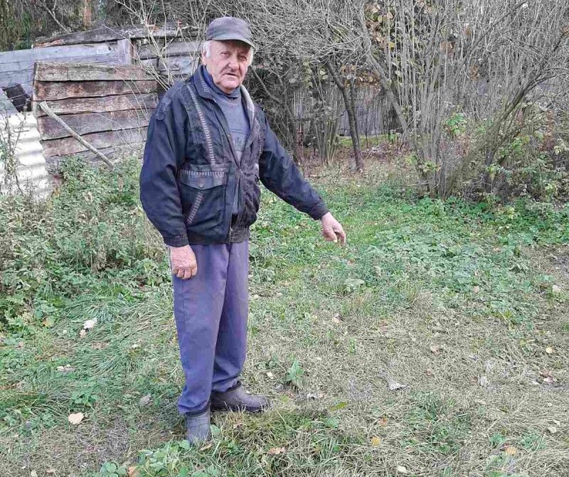 Микола Карпюк показує те місце, де був закопаний дзвін.