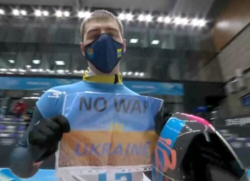 Владислав Гераскевич із антивоєнним плакатом на Олімпіаді у Пекіні у 2022 році. Фото: suspilne.sport.