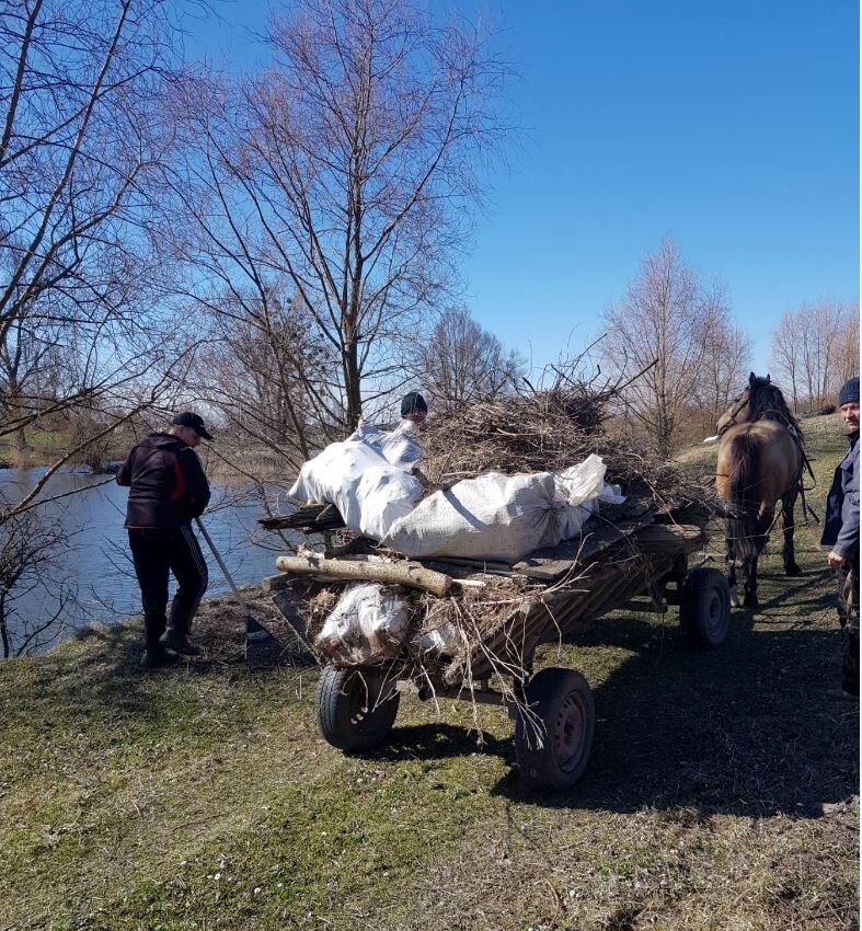 Тепер про цей безлад на березі нагадують лише світлини.