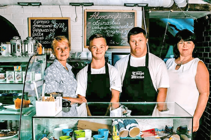 Лариса Новосад та Олена Мельник створили для своїх «сонячних» дітей робочі місця у кав’ярні Луцька «Старе місто».