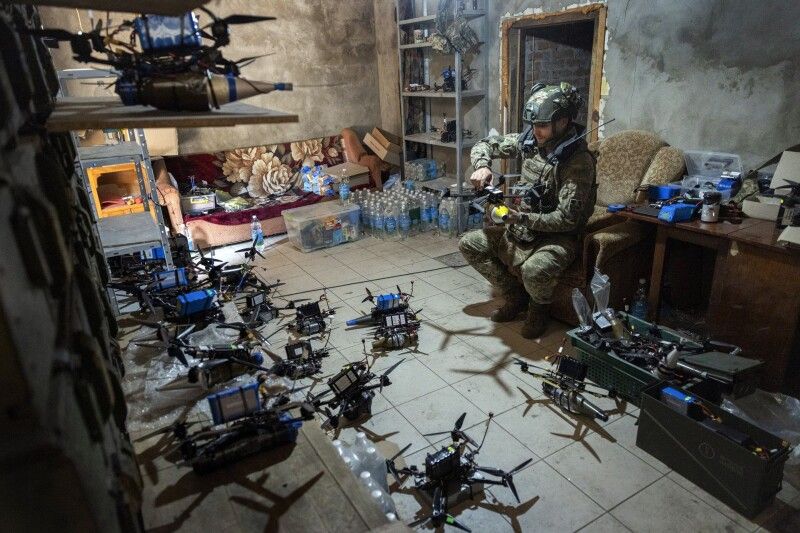 «Трейдер» із батальйону «Ахіллес» готує FPV-дрони до бойових завдань.