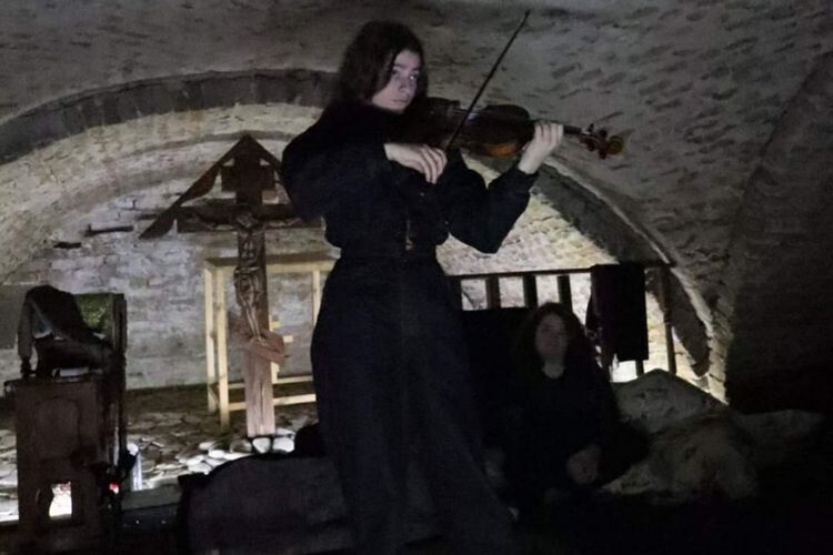 В усипальниці, що стала укриттям, звучала музика – на скрипці грала Наталія Стречен.