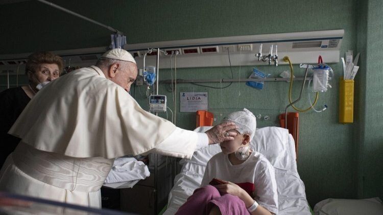«Не хвилюйся, тепер все буде добре...» Фото із сайту vaticannews.va.