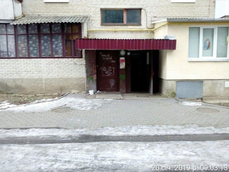 Сурогат продавали у будинку на уоиці Ветеранів.
