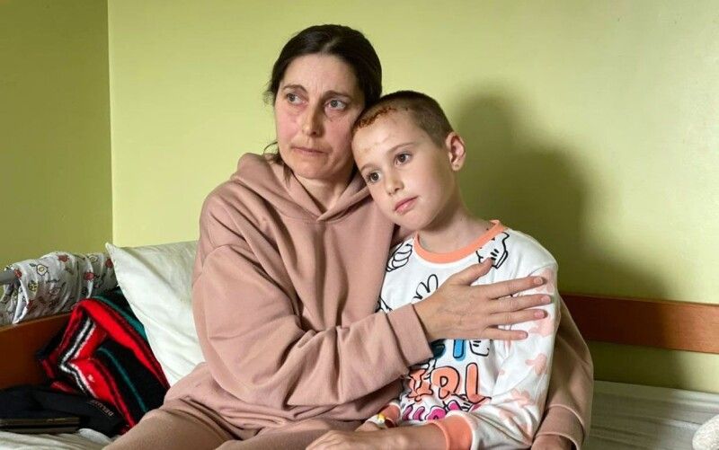 Жінка не могла стримати сліз, коли Софійка, прийшовши до тями після операції, вигукнула: «Мамочко!».