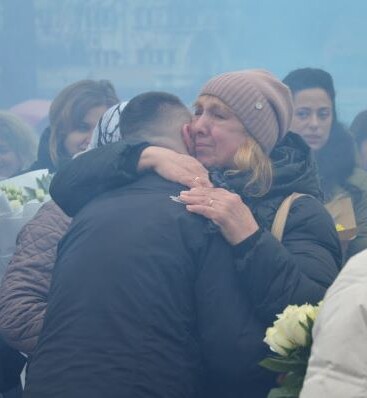 Мить зустрічі з мамою після повернення з полону. Пані Тетяна понад три роки оббивала пороги різних установ, аби дізнатися про долю сина й отримати звістку від нього.