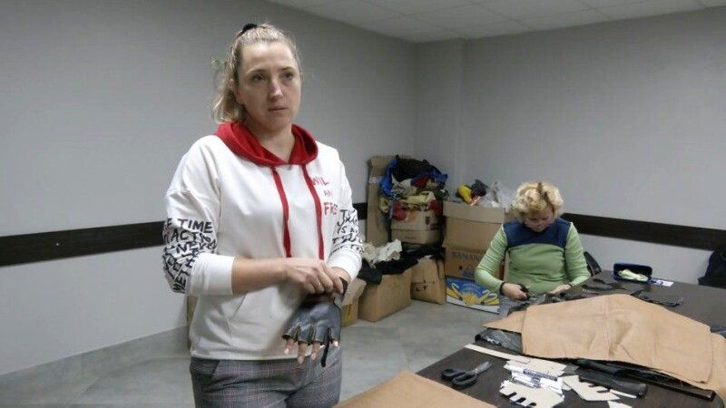 Лучанки шиють рукавиці з перших днів війни.