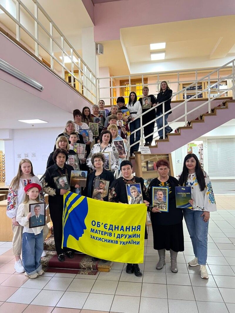 Учасниці зустрічі «Біль серце стискає. Гірко плаче душа берегинь».