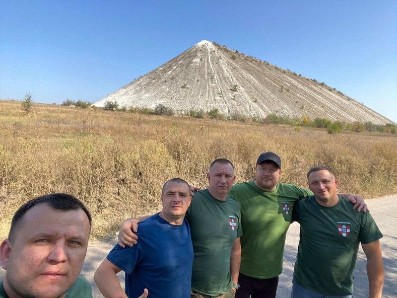 На знімку ( зліва направо): заступник міського голови Микола Пасевич, водій Богдан Ясінчук, комбат, міський голова Борис Карпус, начальник управління освіти Олег Янюк за кілька кілометрів до фронту.