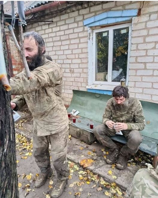 Ось такими, не дуже, здавалось, привабливими, вийшли хлопці  з позицій. Зате, завдяки їм, ми всі ці 165 днів носили чистий одяг.