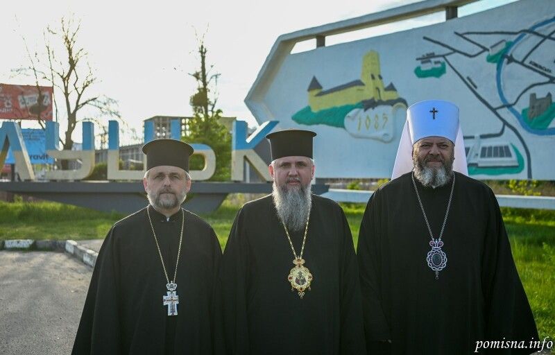При в’їзді до Луцька Предстоятеля Православної Церкви України зустріли митрополит Луцький і Волинський Михаїл та секретар єпархії протоієрей Микола Цап.