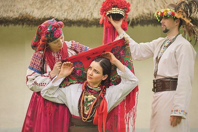 Хустка — це атрибут заміжньої жінки, яка, за українською традицією, щодня мала бути з покритою головою.