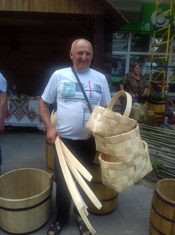 Михайло Миронюк зі своїми виробами представляє наш район на міжнародному фестивалі «Берегиня» в Луцьку.