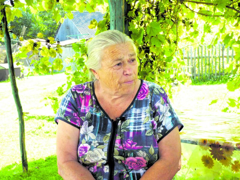 80-річна пані Марія каже, що якби вдома був трактор, то ще б їздила.