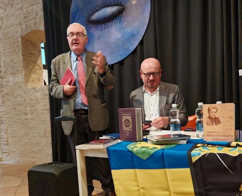 Під час презентації книжки «Уклін ангелу»: на фото (зліва направо) журналіст, літературний критик П’єтро Карузо та колишній мер міста Форлі Давiде Дрей.