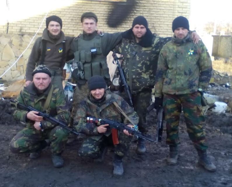 Андрій із бойовими побратимами, є серед них і волиняни, на жаль, дехто вже загинув, захищаючи Україну.
