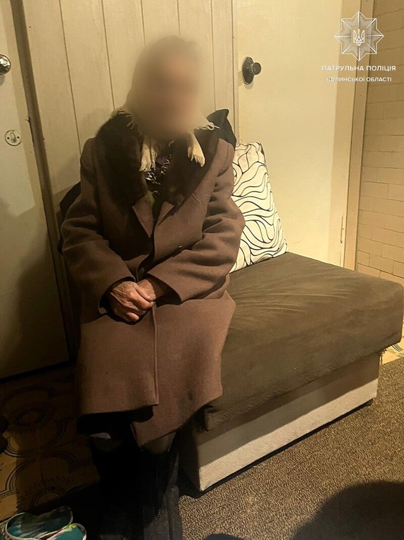 Патрульні допомогли літній жінці повернутися додому. Фото: Патрульна поліція Волині.