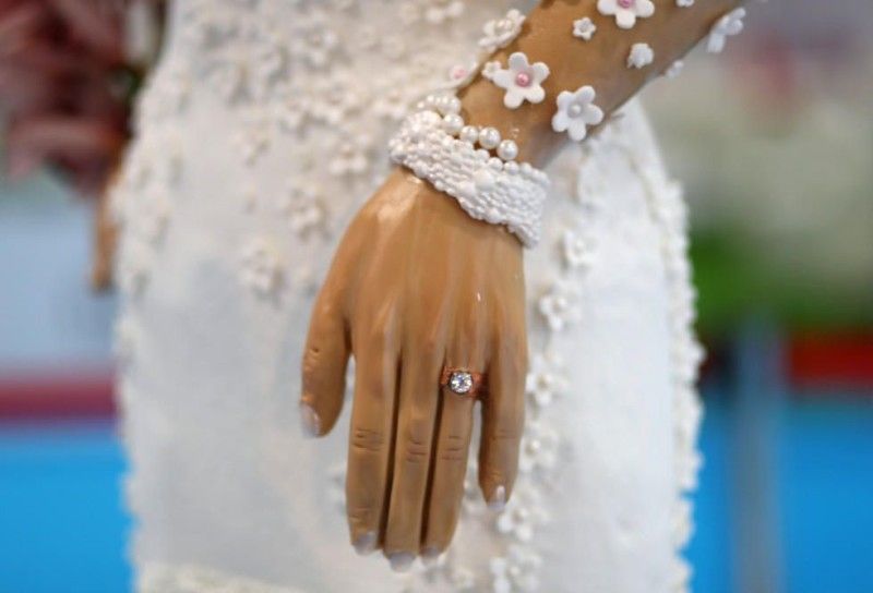 Каблучку на пальці «нареченої» прикрашає справжній діамант.
