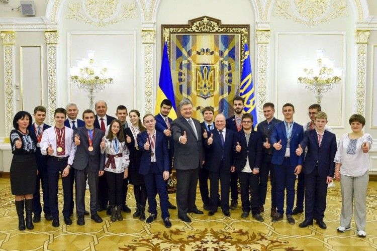 Порошенко потиснув руку здолбунівському школяреві