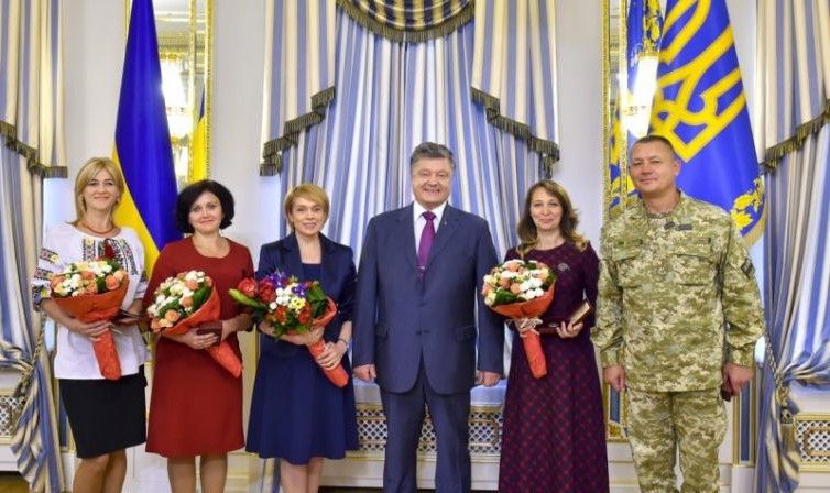 Віолетта Македон (зліва) на церемонії вручення відзнак вчителям в Адміністрації президента, 2016 рік.
