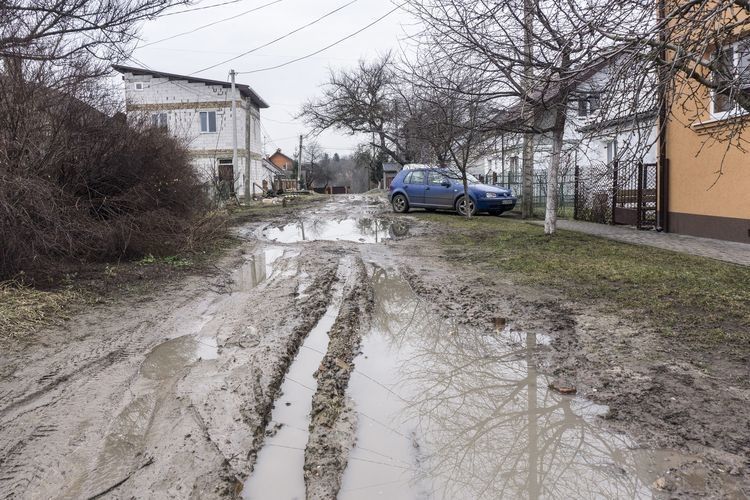 На вулиці Самчука було справжнє болото.