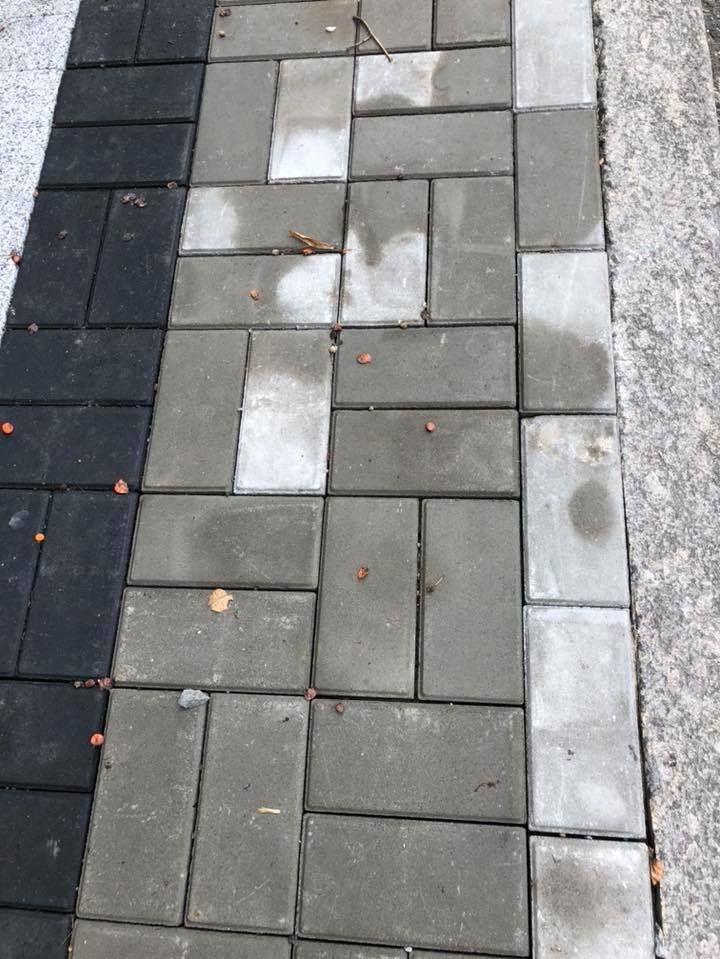 Бруківка прилягає щільно до бордюрного каменю