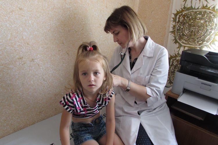 Маленьку Діану уважно слухає сімейний лікар Ірина Дунаєвська.