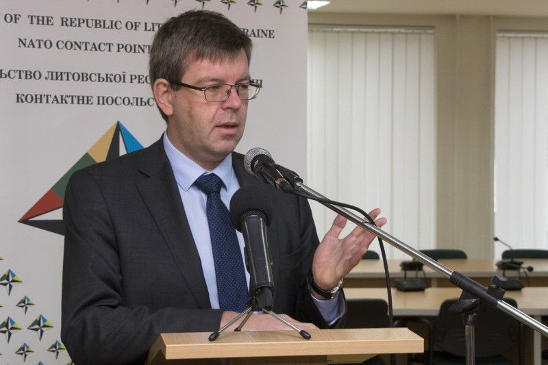 Учасників Форуму вітає Посол Литовської Республіки Марюс Януконіс.