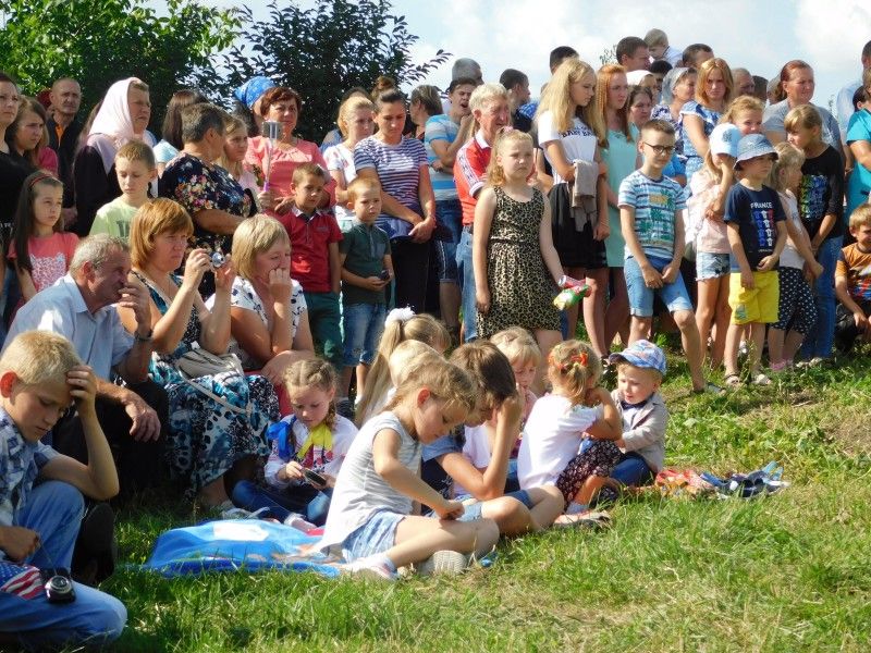 Гостями свята було всеньке село: від малого до старого! Фото Лесі ВЛАШИНЕЦЬ.