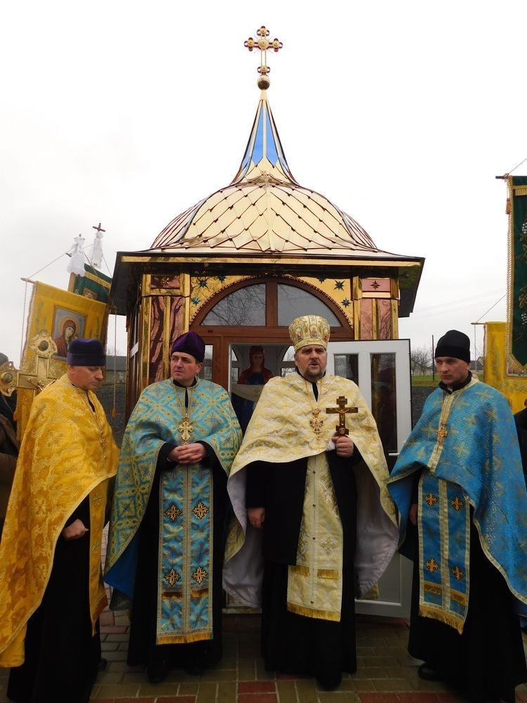 Обряд освячення каплиці звершують о. Василь Корецький, о.Василь Ревага, о. Андрій Сидор, о.Василь Музичук (зліва-направо) 