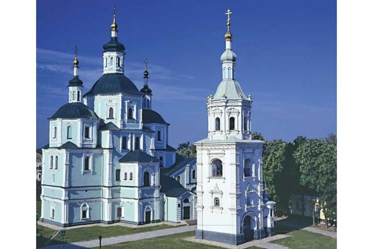 Воскресенський собор у Сумах початку XVIII століття. Козацькі церкви величні та елегантні водночас.