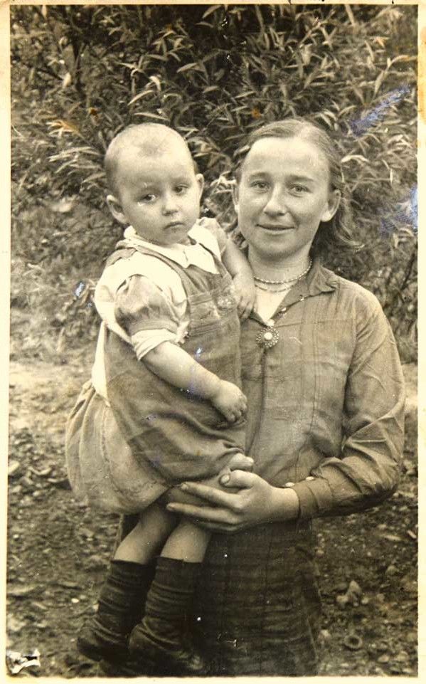 Дворічна дівчинка з мамою Тетяною Черняк в Магдебурзі у 1944-му.