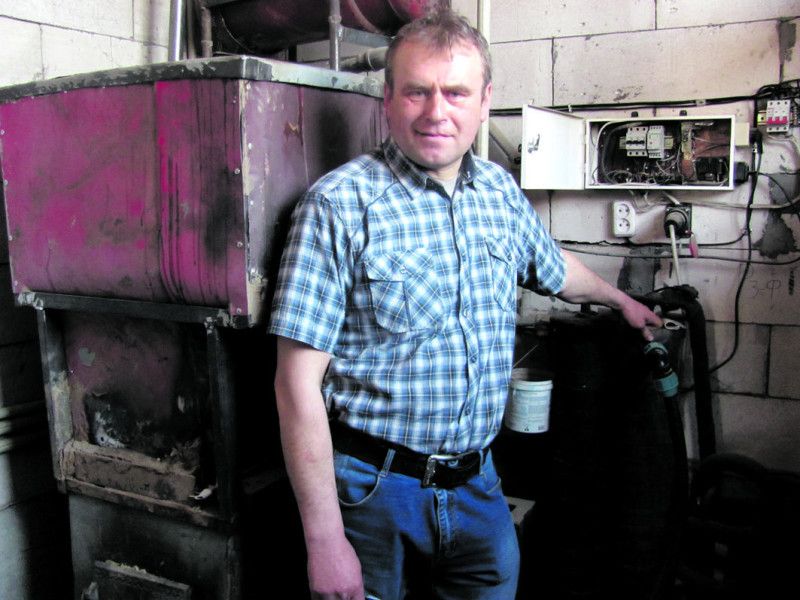 Володимир Орищук обладнав старий котел спеціальним бункером, у який засипає тирсу.