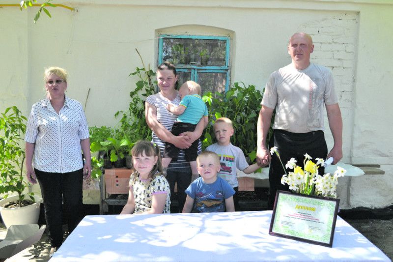 Сільський голова Тетяна Панасюк (крайня зліва) радіє за працьовити родину.