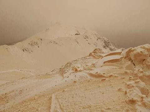 Над кількома регіонами Грузії небо було затягнуте жовтим туманом.