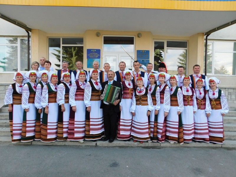 У цей чудовий день високе звання народних захистили вісім колективів