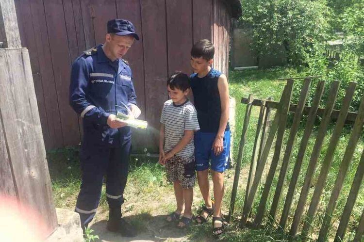 Не оминули увагою і дітей, яким теж пояснили правила безпеки.