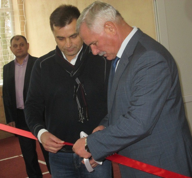  Володимир Рудюк і Віктор Сапожніков перерізають традиційну стрічку під час відкриття оновленого залу.