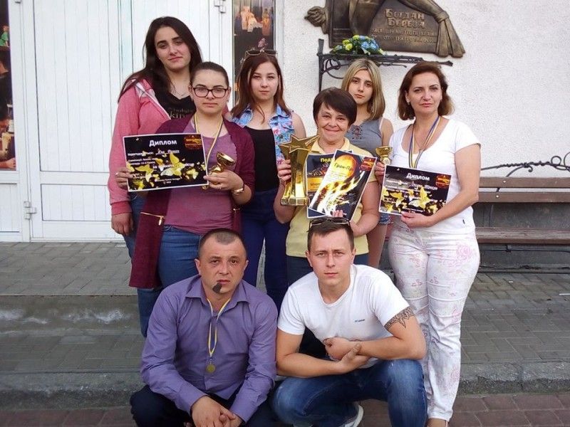 Переможці вшанували засновника театру Богдана Березу біля пам’ятної дошки в Луцьку.