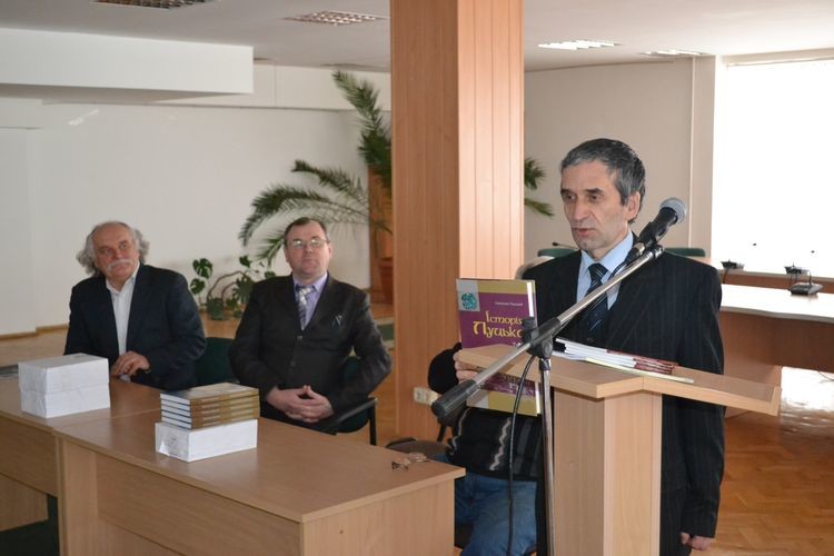 Віктор Давидюк та Юрій Мазурик уважно слухають виступ автора книжки.