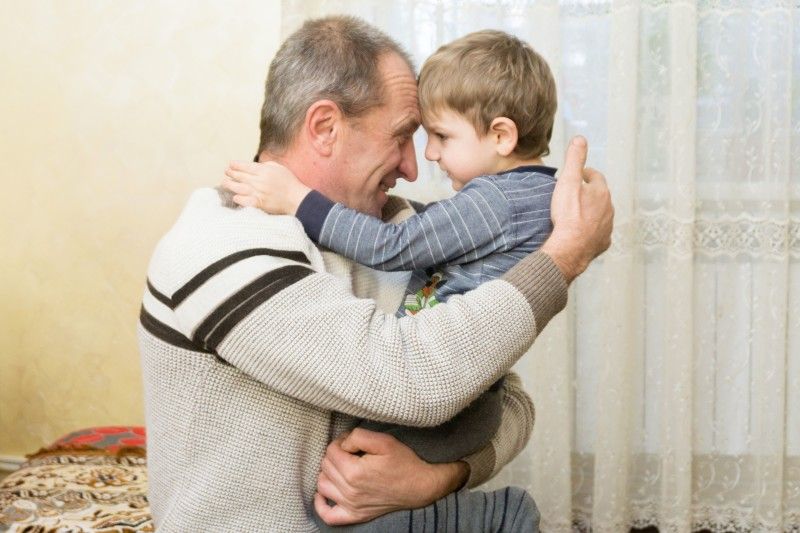 Врятованого малюка Валентин Йосипович обіймає як рідного внука.