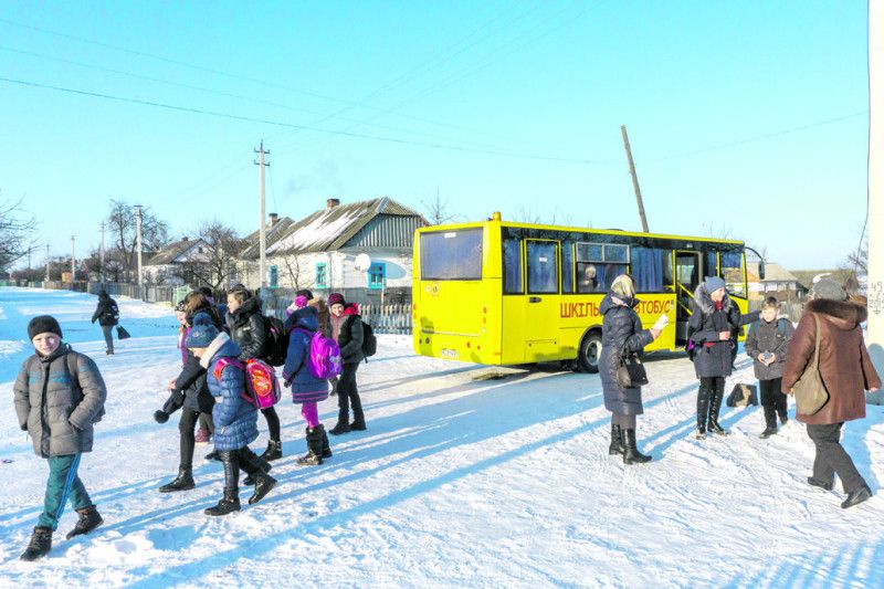 Шкільний автобус якраз привіз дітей, які навчаються у Велицьку.