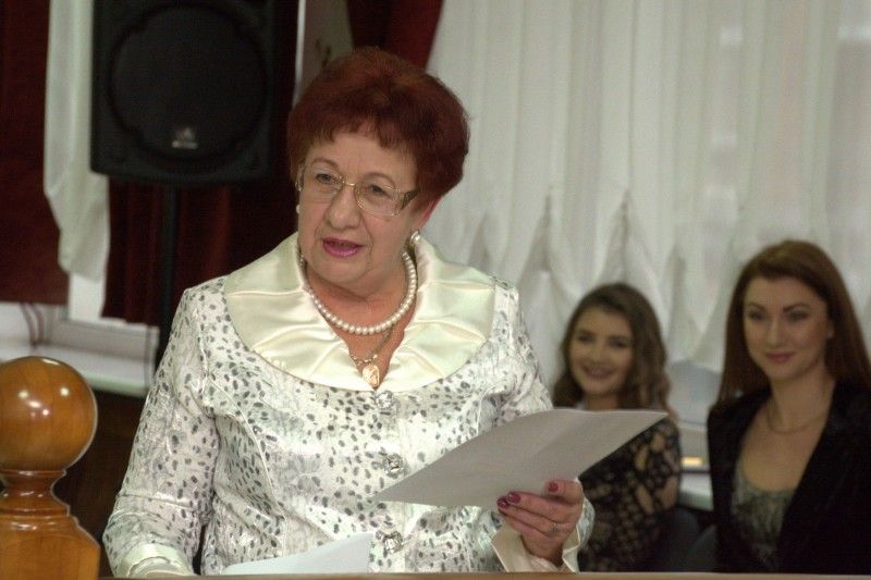Суддя у відставці Оксана Завидовська-Марчук привітала колег жартівливими віршами.