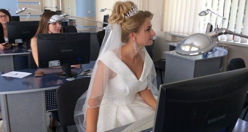 Ще мить  - і під вінець!