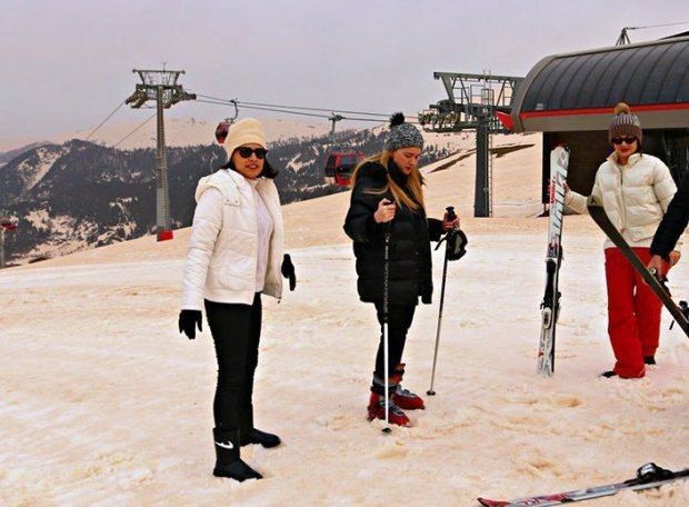 Yа гірськолижному курорті Годердзі в Грузії випав сніг оранжево-персикового кольору.