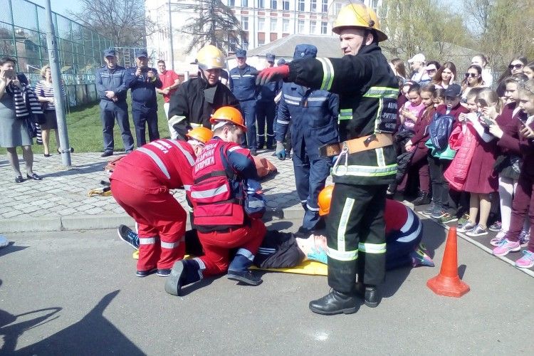 Учням та вчителям показали як правильно надавати допомогу