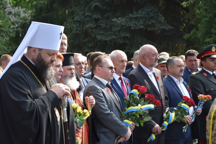 На Меморіал Слави прийшли очільники області.