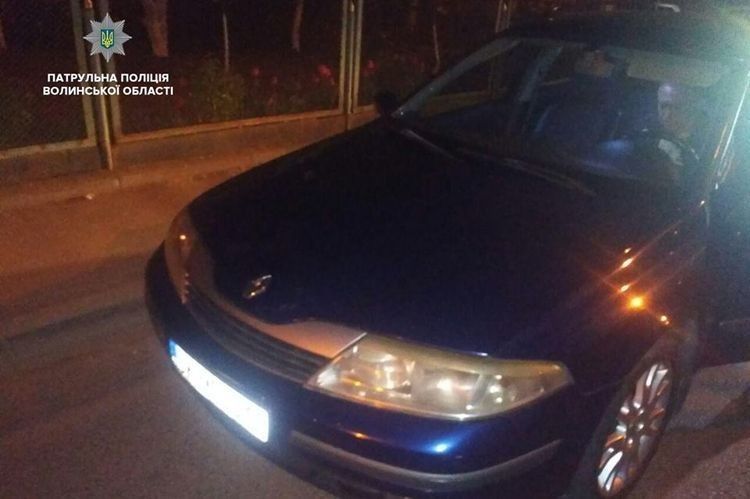 Renault Laguna було припарковане з порушенням ПДР.