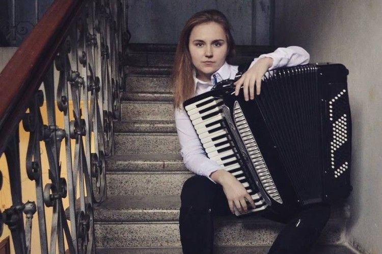 Маневицька акордеоністка підкорює країну