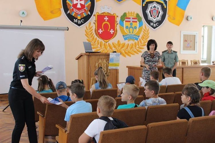 Поліцейські нагадали правила поведінку у побуті під час літніх канікул.